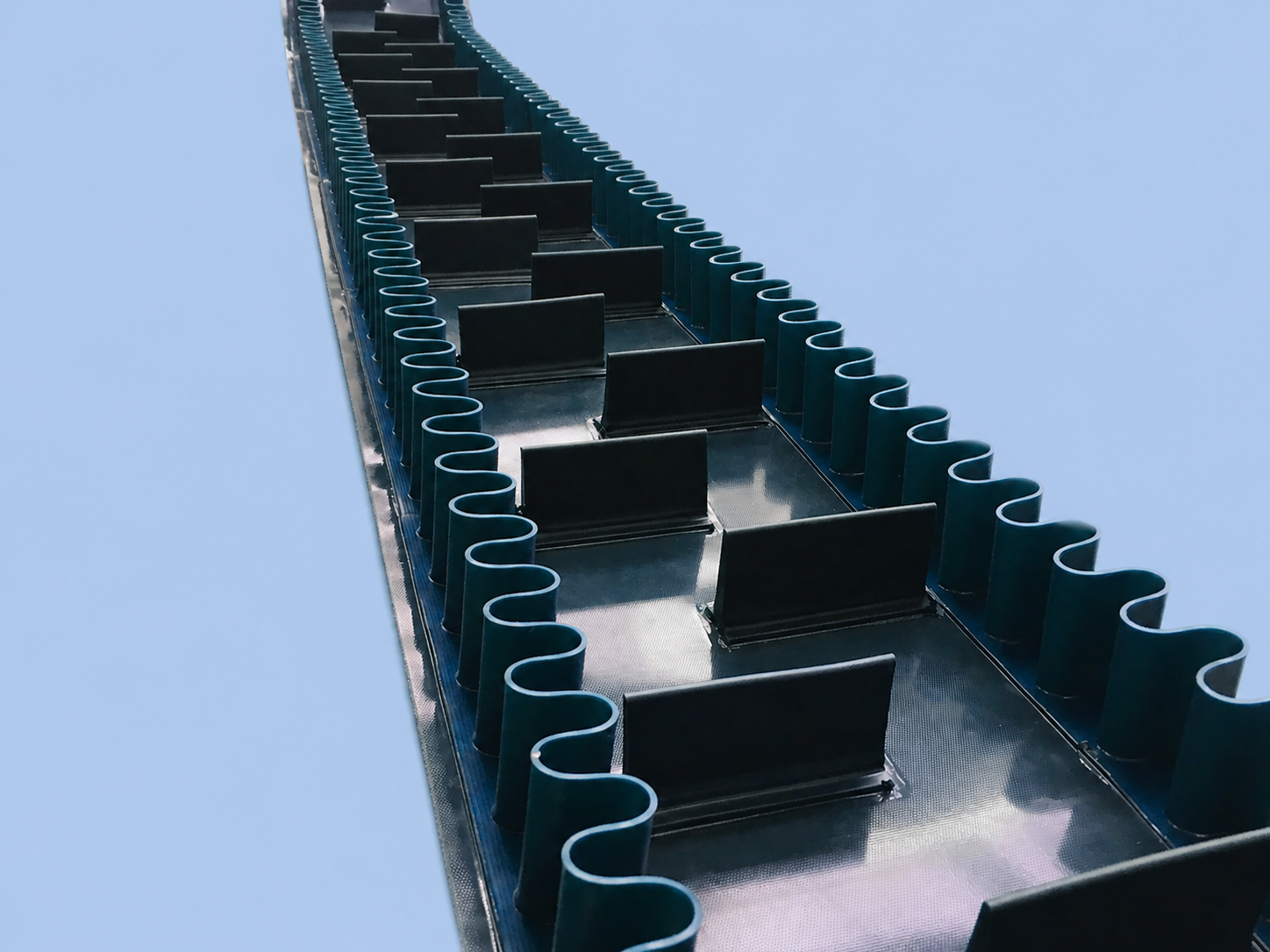 Taśma transportująca PVC z falbanami bocznymi M-STEEL