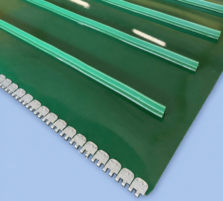 Taśma transportująca PVC z zabierakami wykonana przez M-STEEL