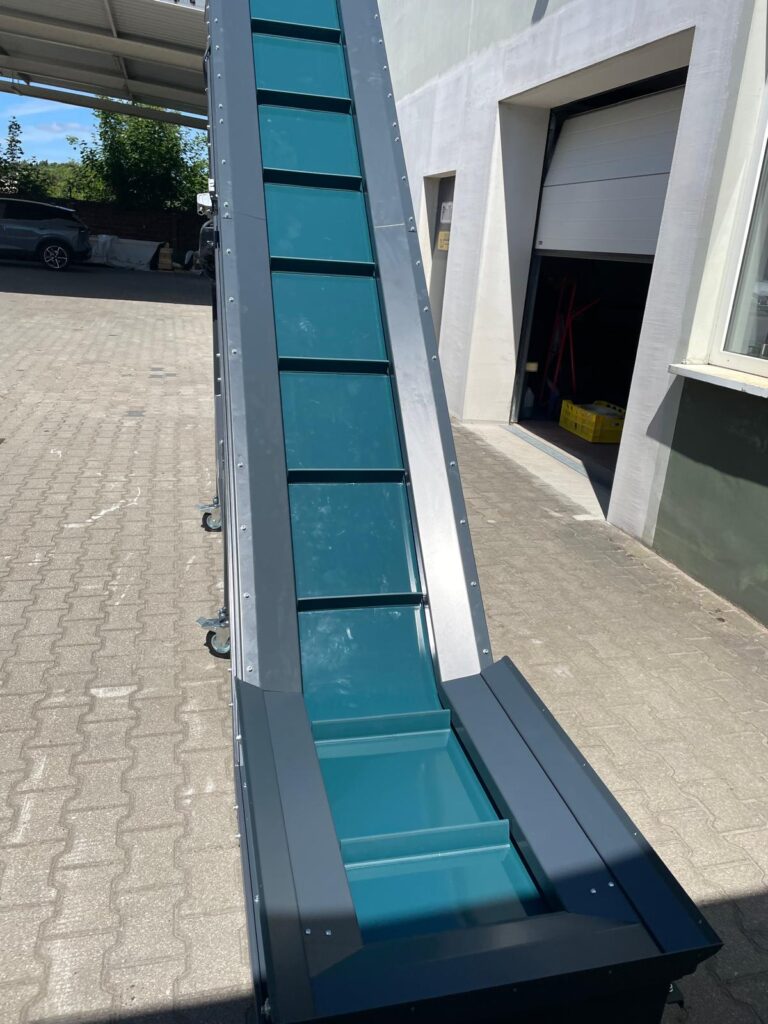 Realizacja M-STEEL – przenośnik taśmowy PVC dla recyklingu