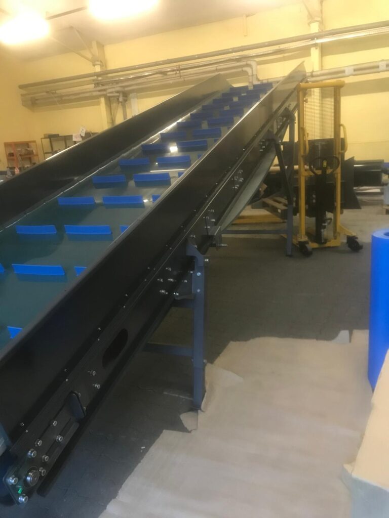 Realizacja M-STEEL – przenośnik taśmowy PVC dla recyklingu