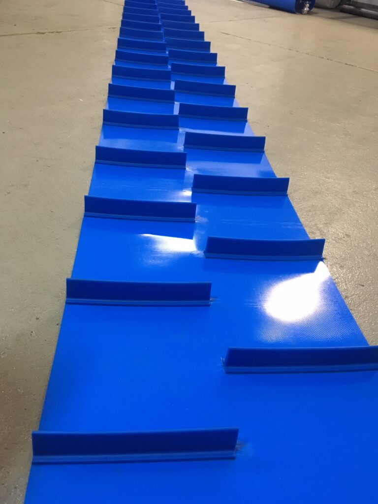 Taśma transportująca PVC z zabierakami wykonana przez M-STEEL
